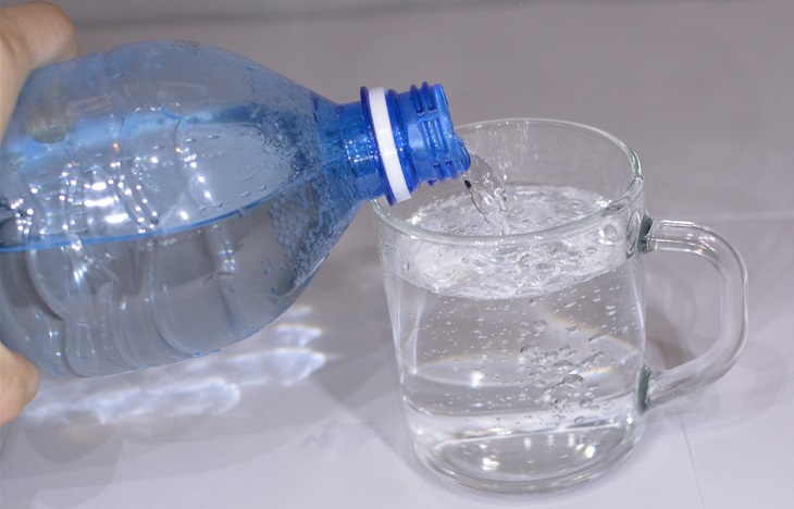 газирана вода в чаша