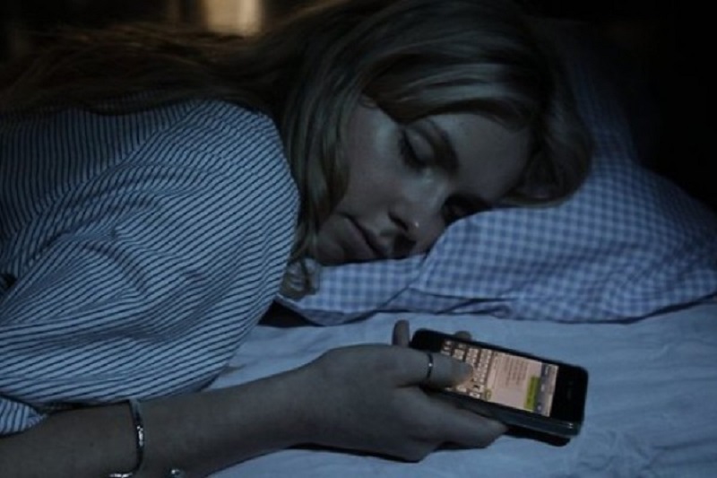 Защо е вредно да спите до мобилния телефон