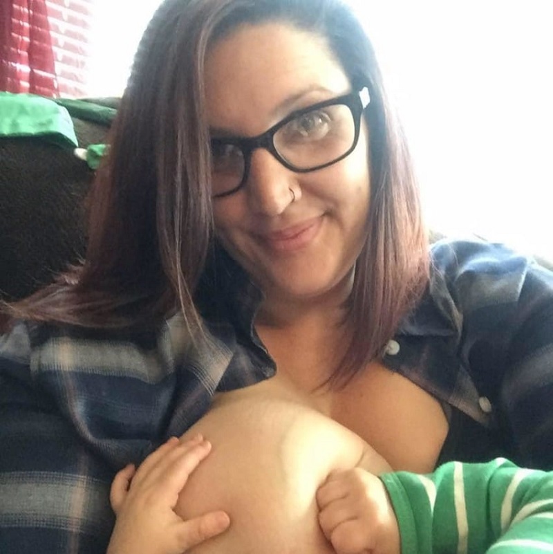 жена кърми чуждо бебе
