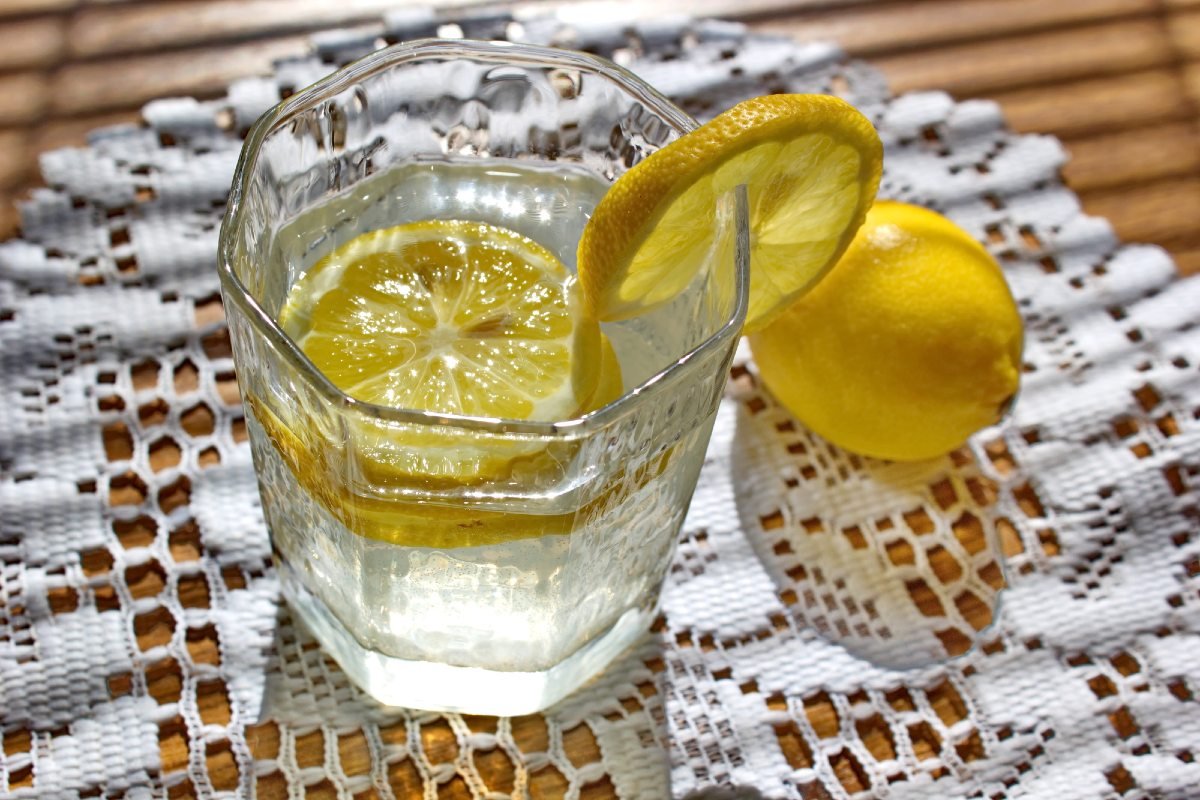 Вода с медом и лимоном натощак. Вода с лимоном. Стакан воды с лимоном. Стакан с лимоном. Стакан лимонной воды.