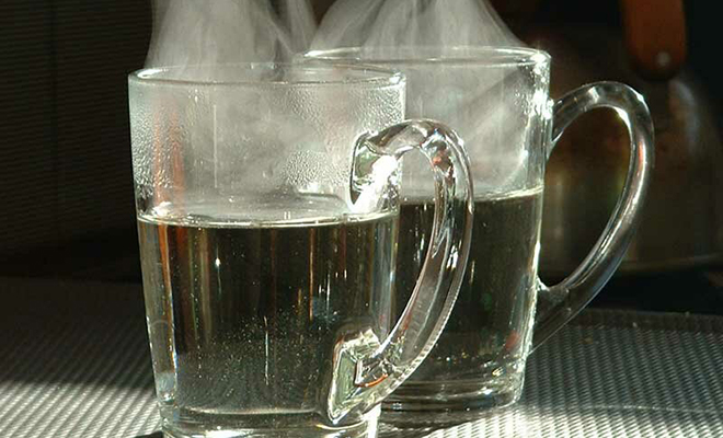 чаши гореща вода