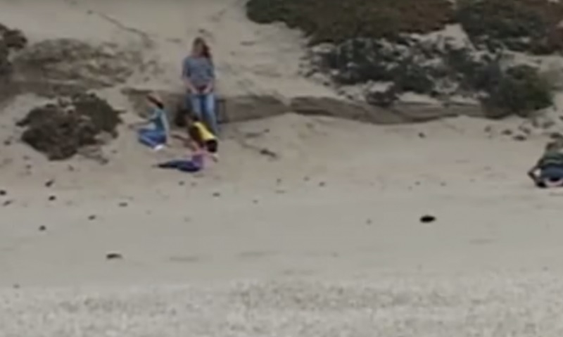 деца играят на дюните