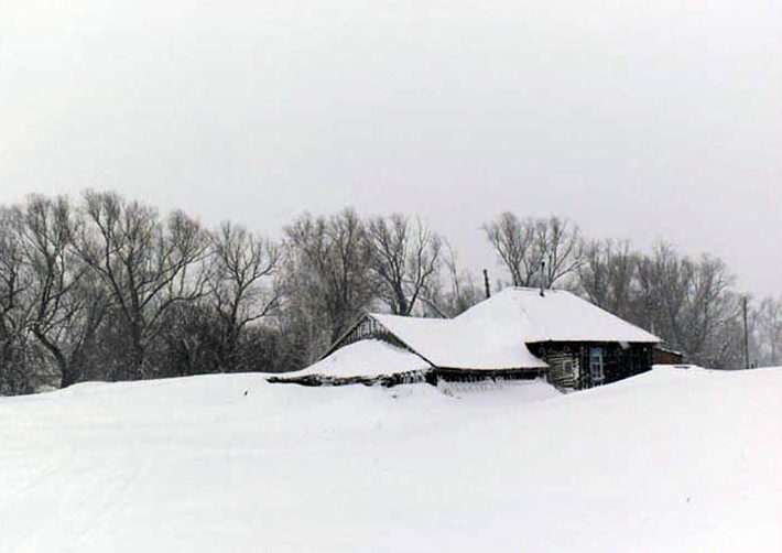 къща в снега