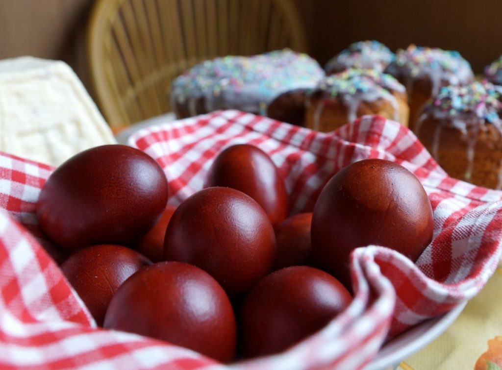 червени яйца с лук