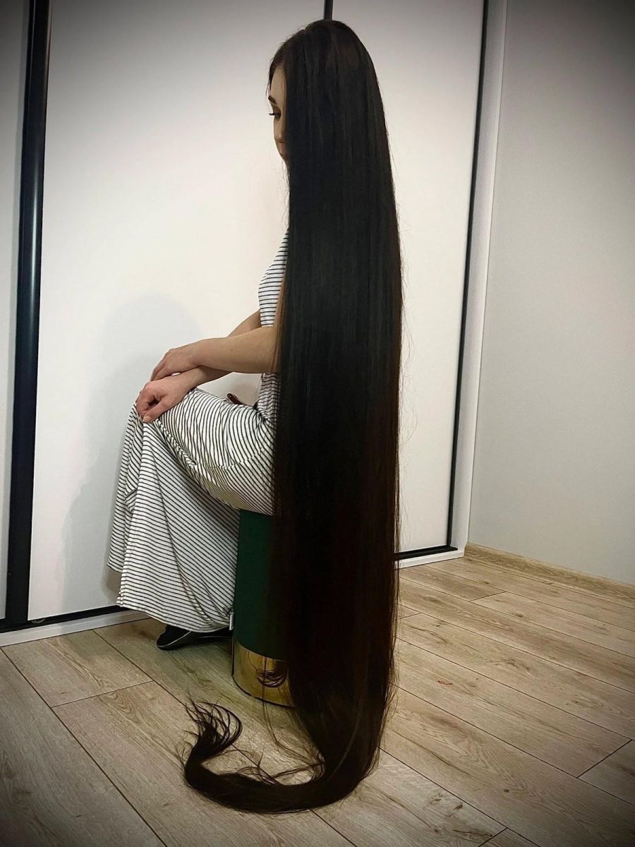 жена дълга коса до земята