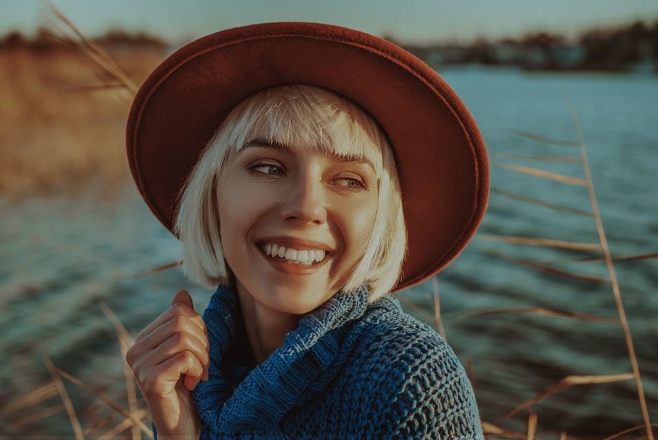 жена с шапка