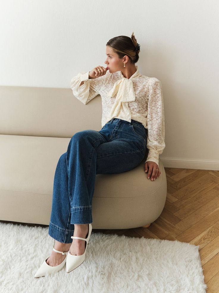 бяла риза с дънки