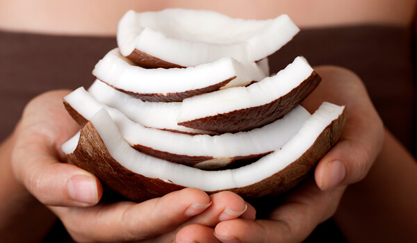 нарязан кокосов орех
