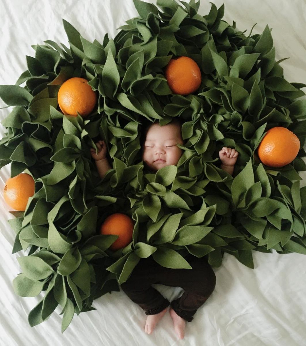 бебе сред портокали