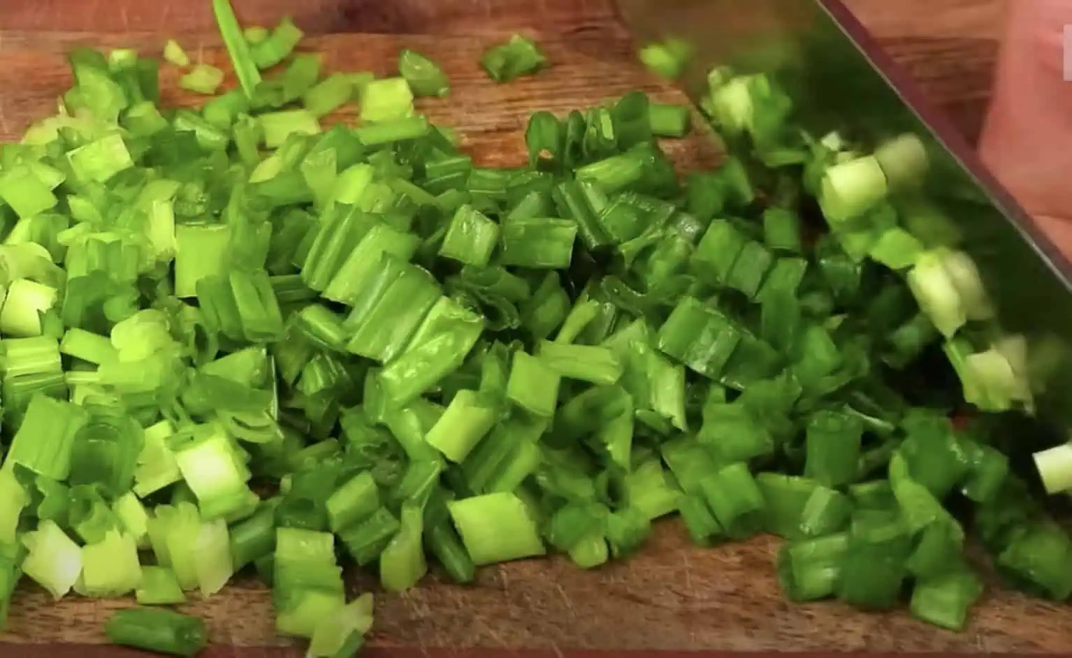 нарязан зелен лук