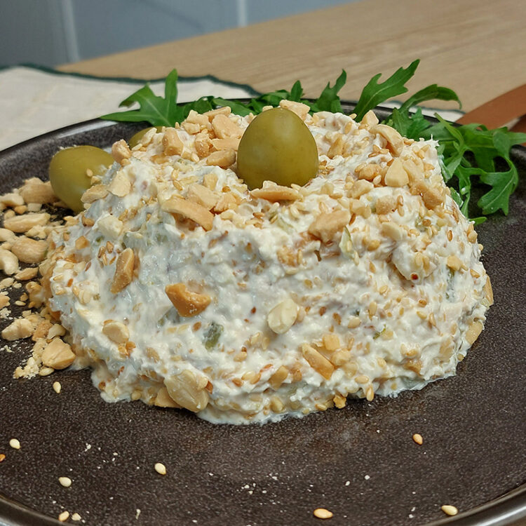 салата фъстъци