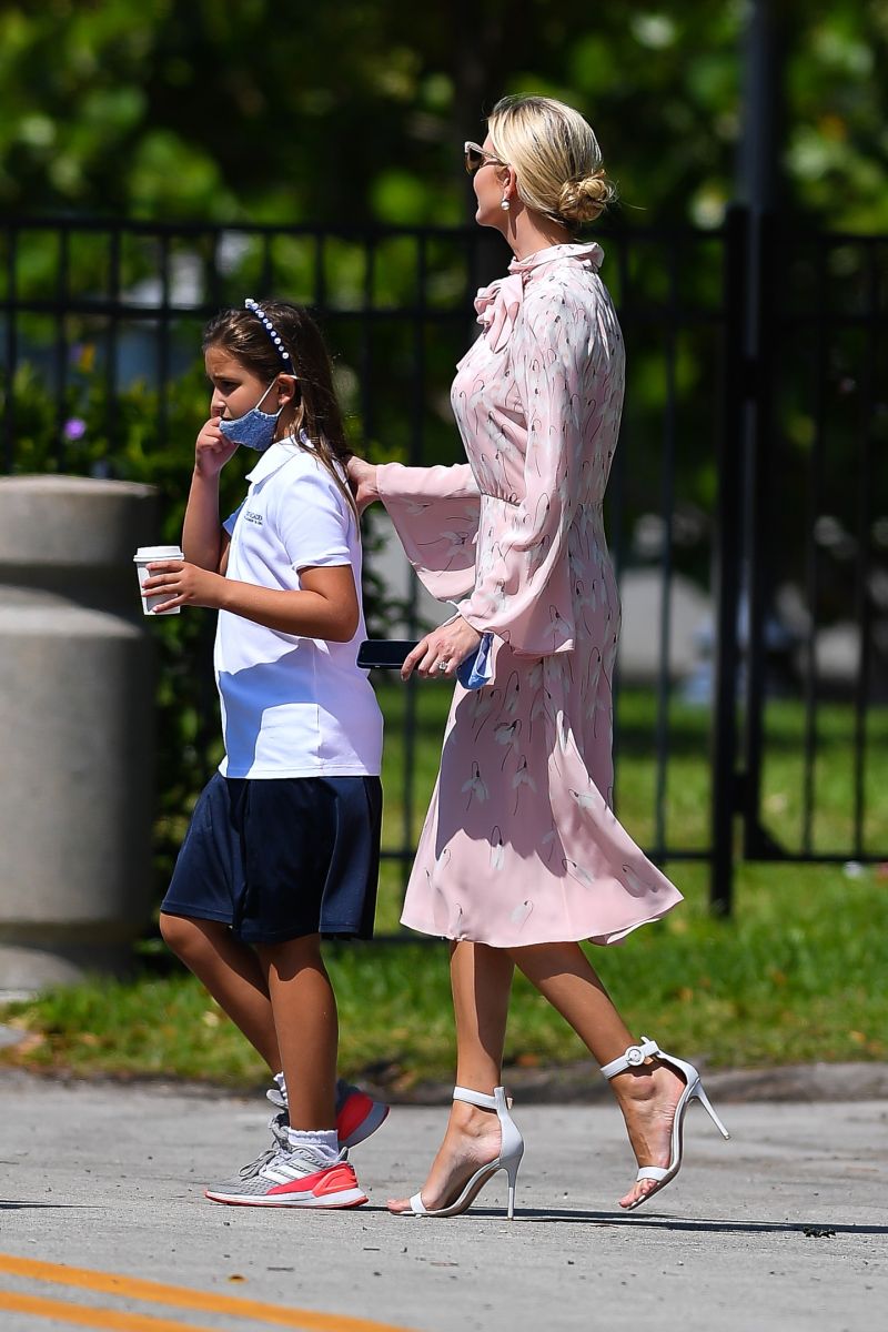 Иванка Тръмп розова рокля