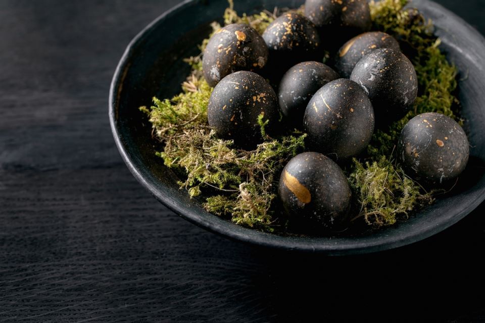 тъмни великденски яйца