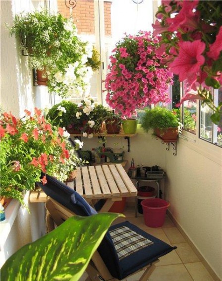 балкон с тучни цветя