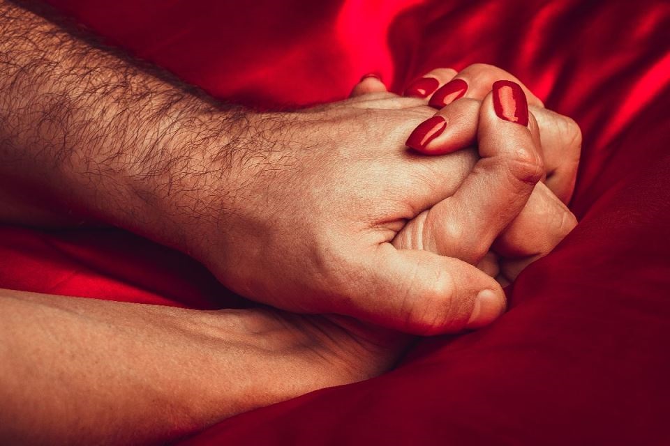 сплетени ръце