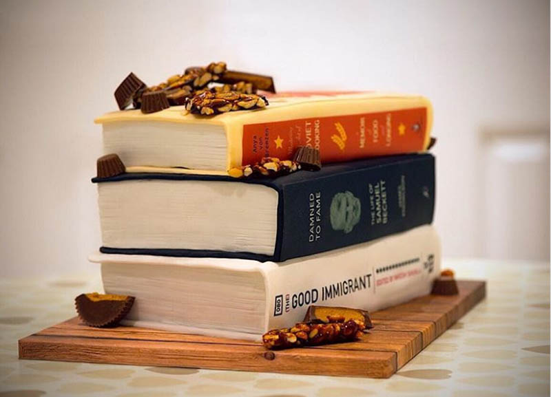торта под формата на книги