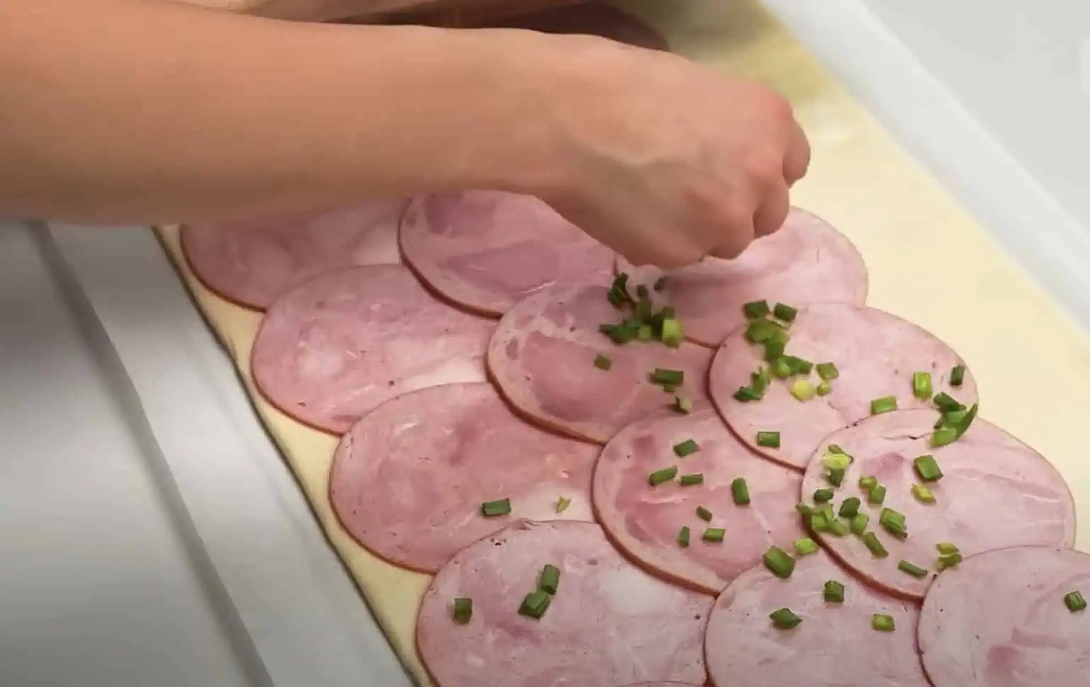 лук върху шунката