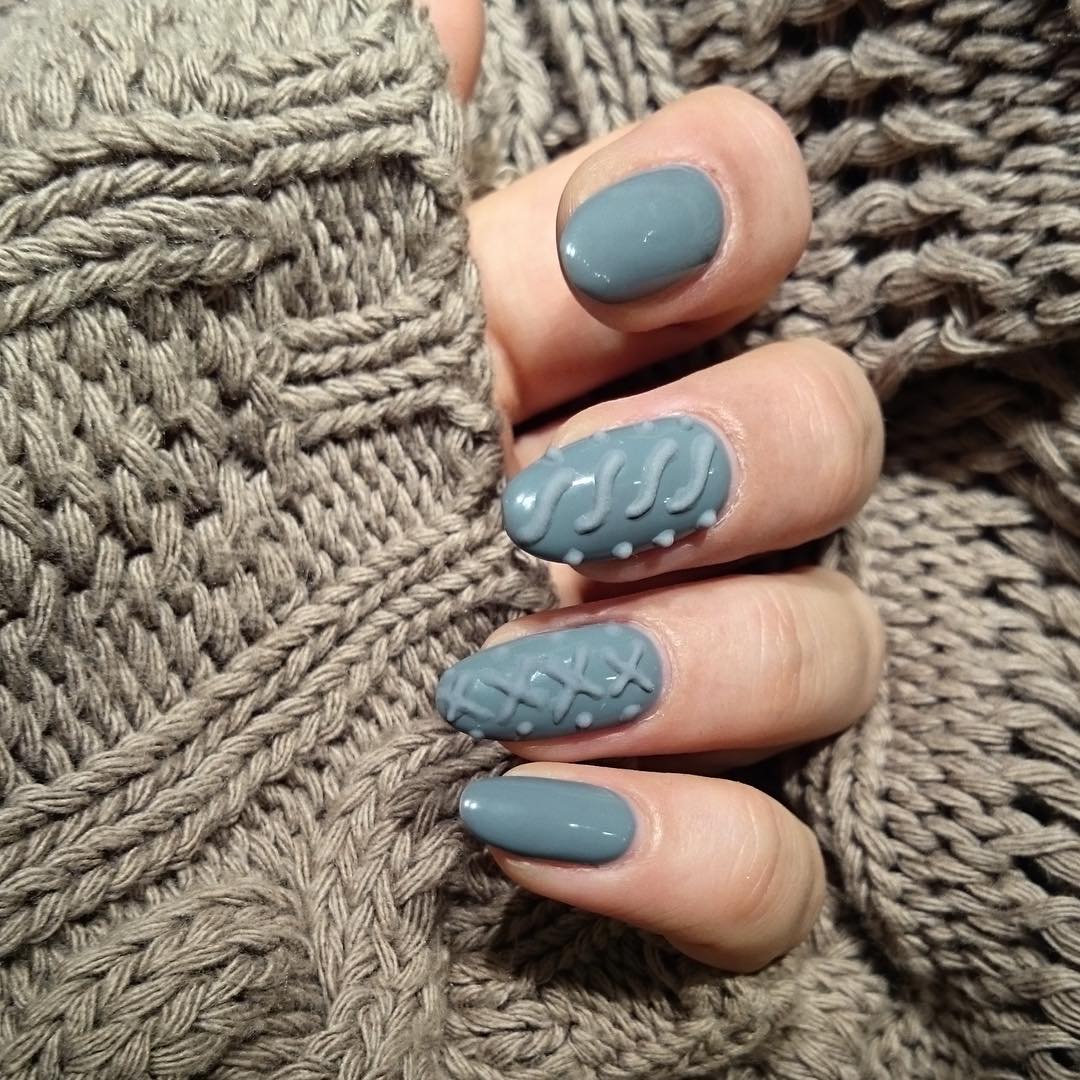 зимни нокти в синьо-сиво
