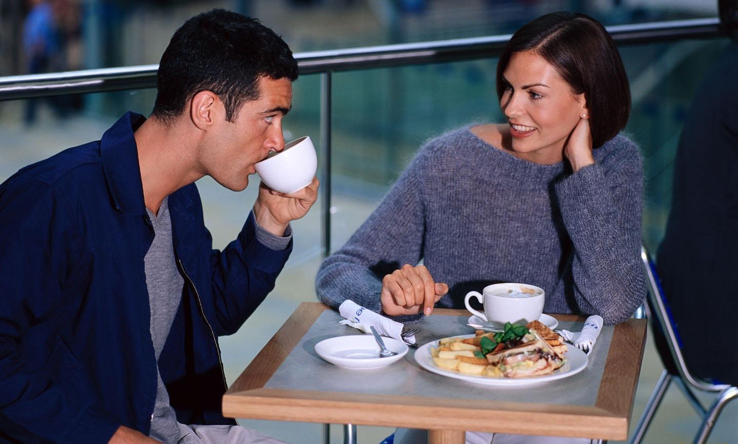 мъж и жена в кафене