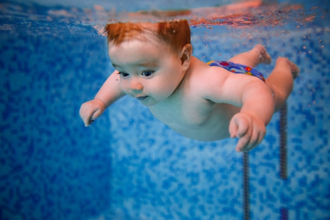 бебе плува