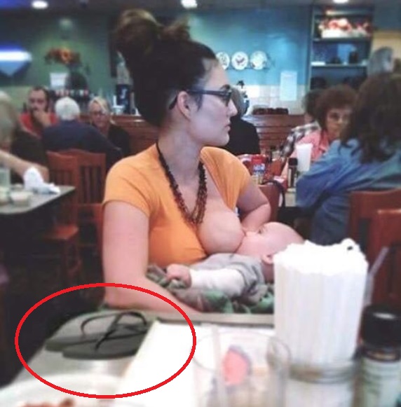жена кърми в ресторант