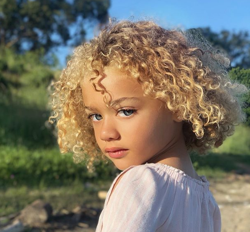  къдраво момиченце 