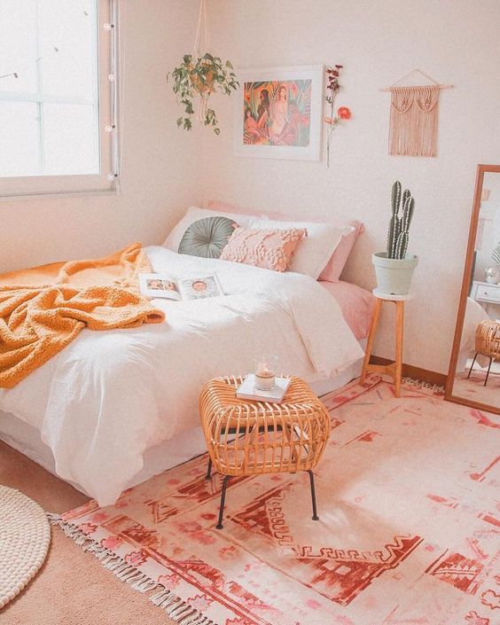 спалня в пастелни цветове