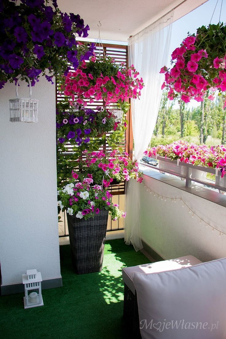 романтичен балкон с цветя