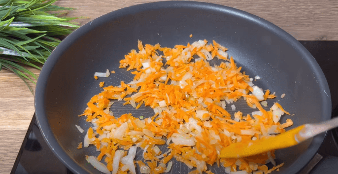 запържен лук с моркови