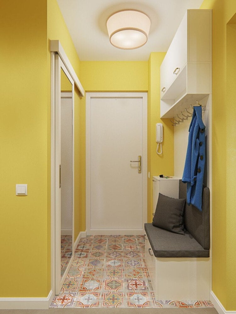тесен коридор в жълто