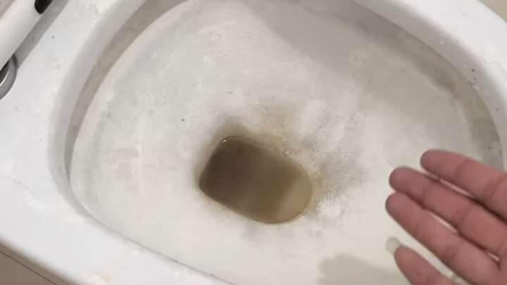 мръсна тоалетна чиния