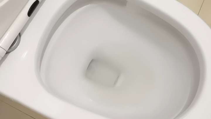 чиста тоалетна чиния