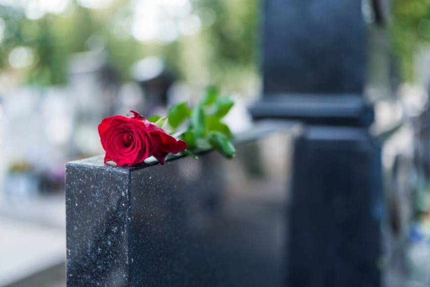 надгробна плоча с роза