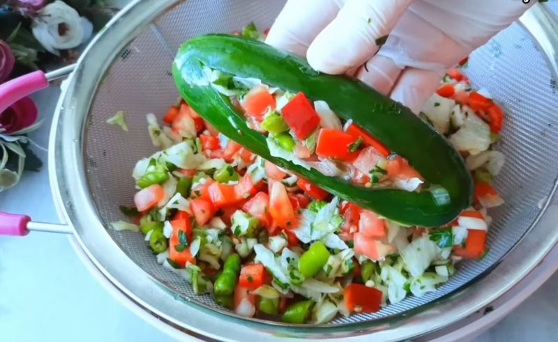  пълнени краставици със салата 