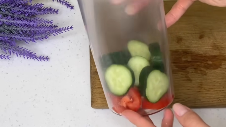домат и краставица в блендер