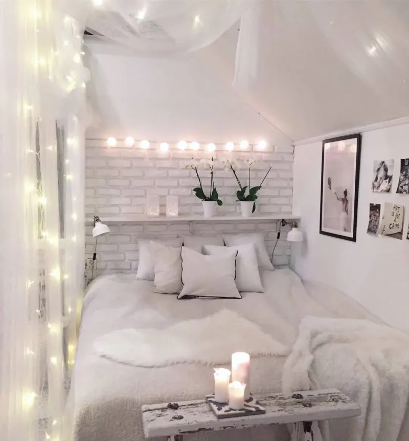 осветена спалня със завеси