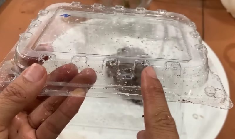 пластмасова кутия с дупки