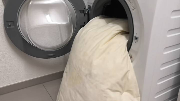 възглавница в пералнята