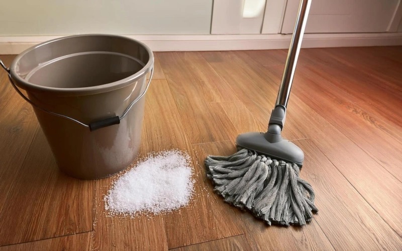 измиване на пода със сол