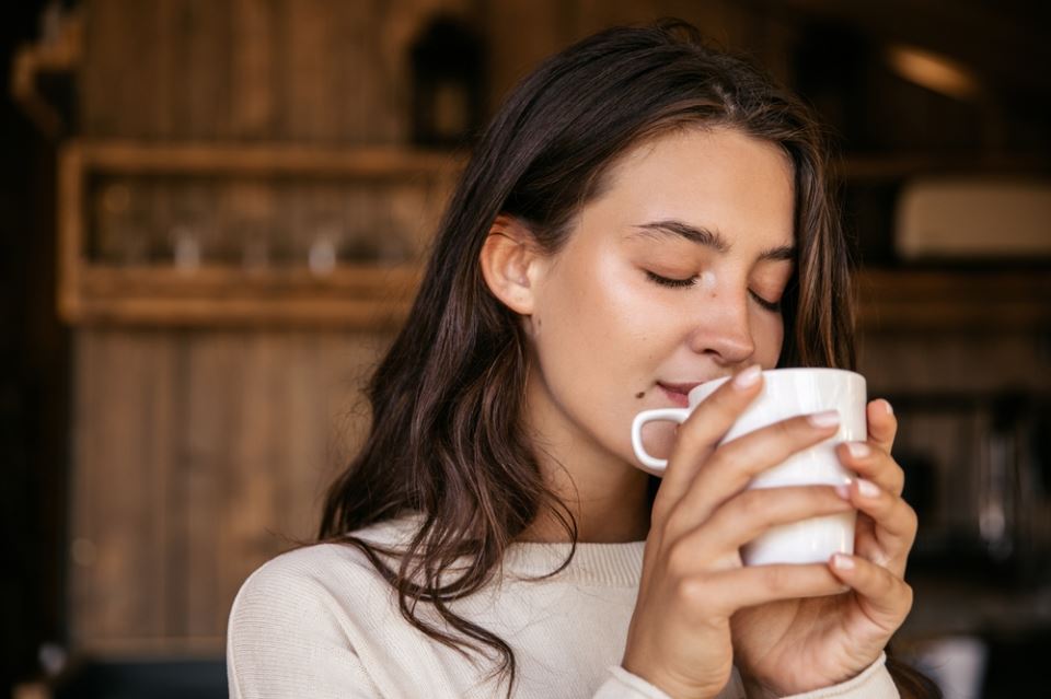 жена с чаша