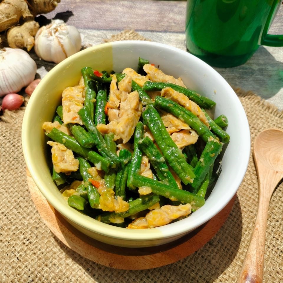 пиле с аспержи