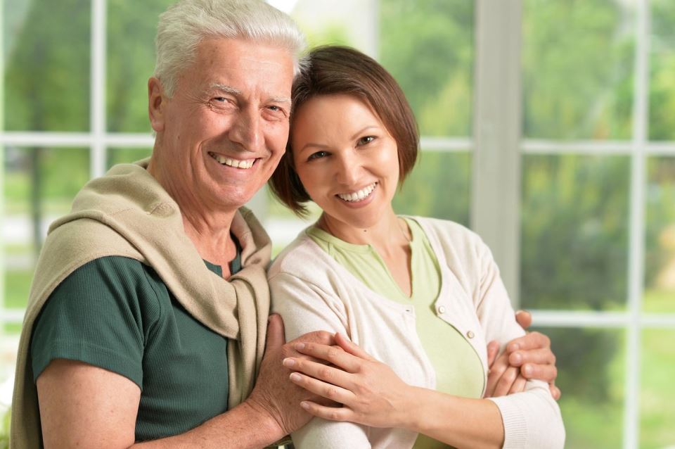 възрастен баща с дъщеря си