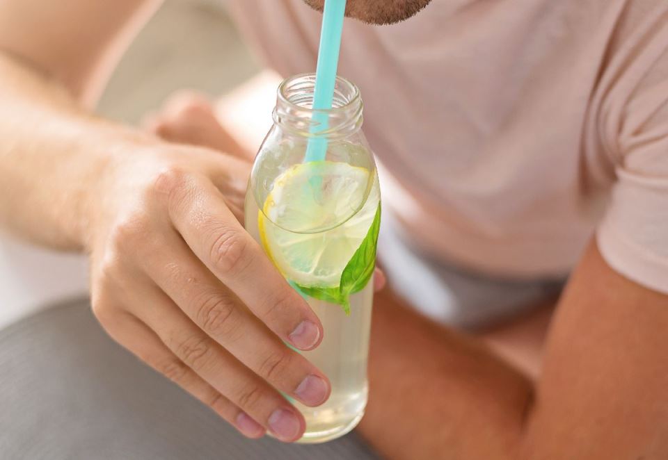 вода с лимон