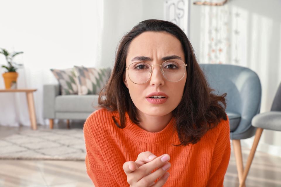 жена с очила