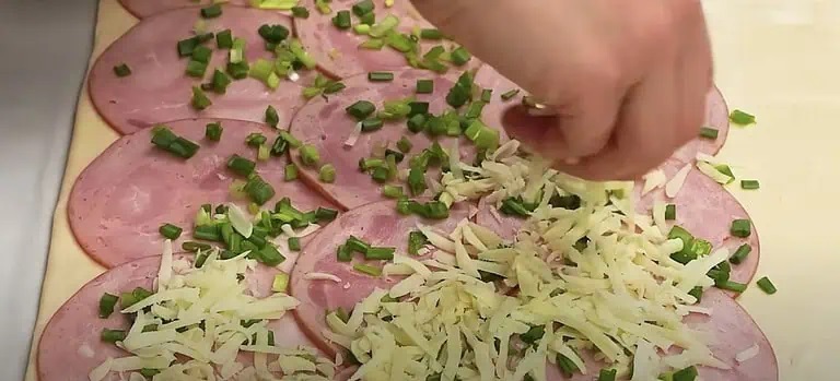 моцарела върху шунката