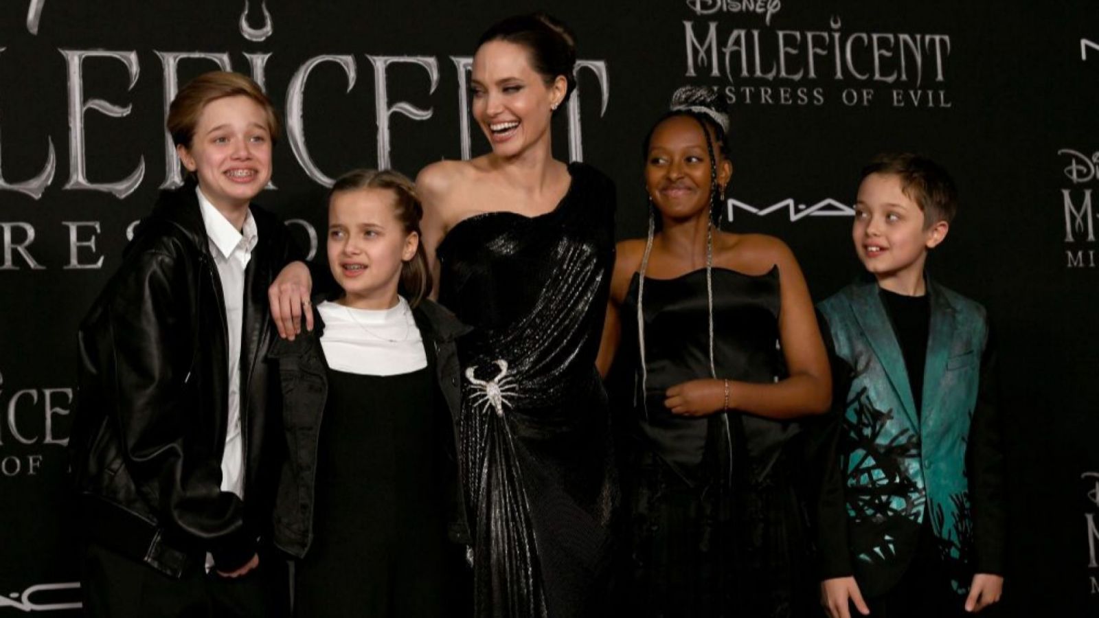 Анджелина с децата си
