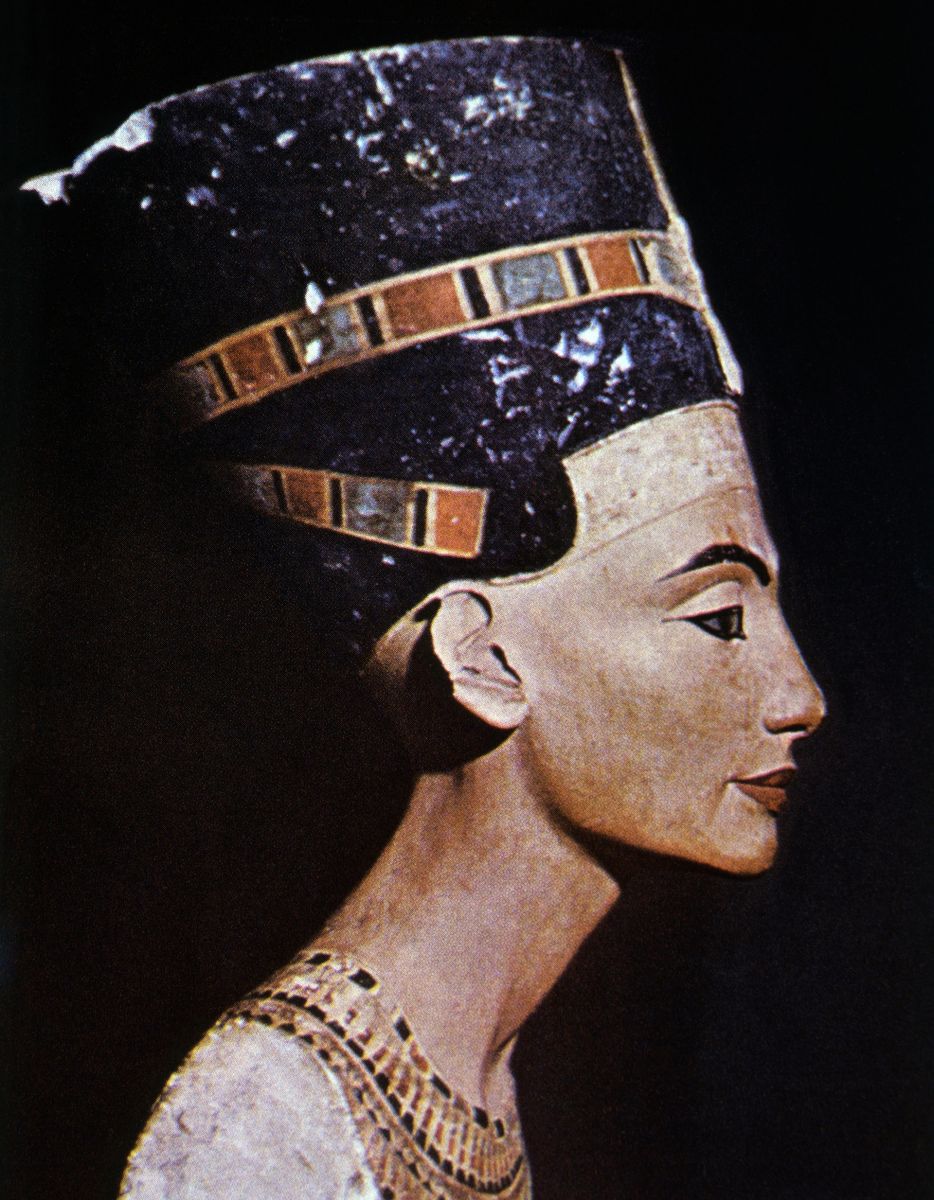 Нефертити статуя
