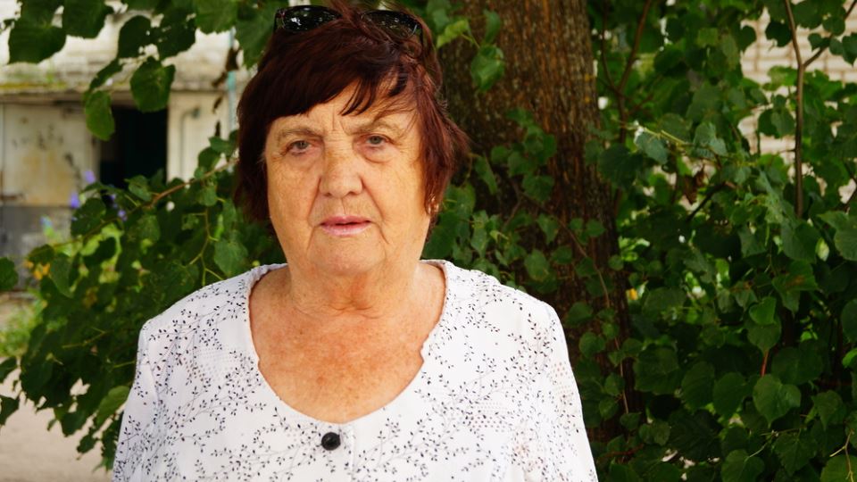 самотна възрастна жена