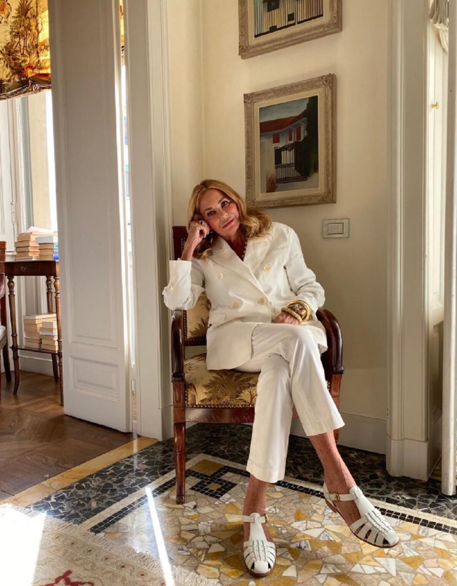 красив дамски костюм