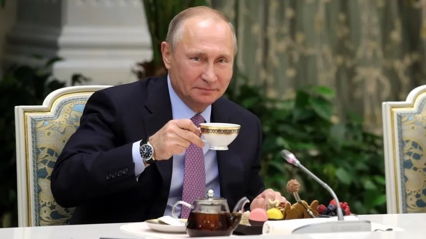 Путин пие чай